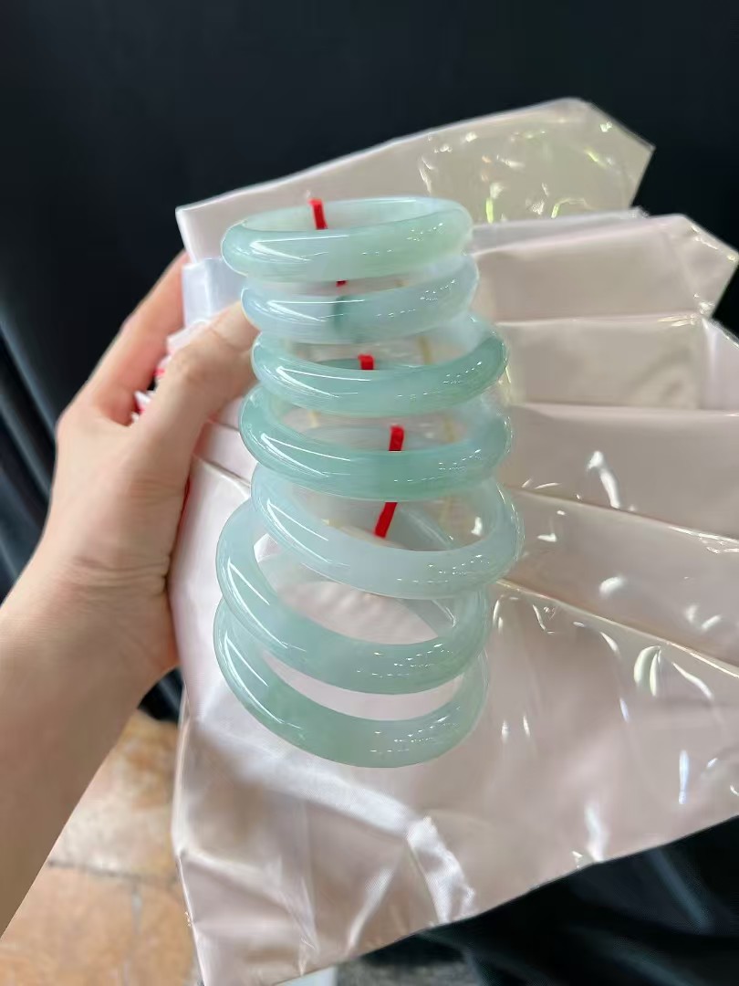 晴水翡翠手镯